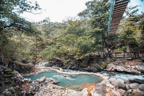 AGUAS TERMALES RÍO NEGRO + BAÑOS DE BARRO